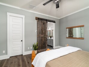 4 habitaciones, escritorio y tabla de planchar con plancha