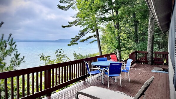 Outdoor dining - Annex Pet Friendly Waterfront Cottage within walking distance to Glen Arbor! (Glen Arbor)