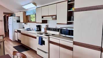 冷蔵庫、電子レンジ、オーブン、コンロ