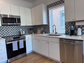 Frigorífico, microondas, horno y placa de cocina