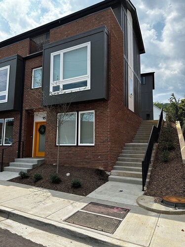 Cozy Mountain Basecamp on the Riverwalk, w/ Rooftop Deck