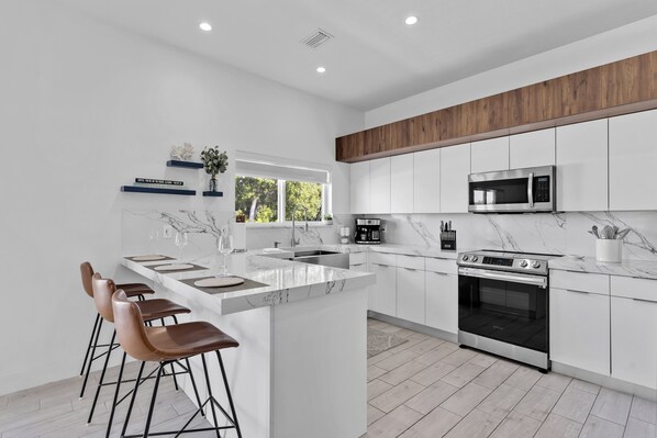 Fridge, microwave, oven, stovetop - Waterfront, 4Br/3B Home, 5 min from John Pennekamp State Park (Key Largo)