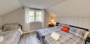 4 bedrooms, desk, iron/ironing board, free WiFi - Beautiful Waterfront Home on St. Lawrence River (Prescott)