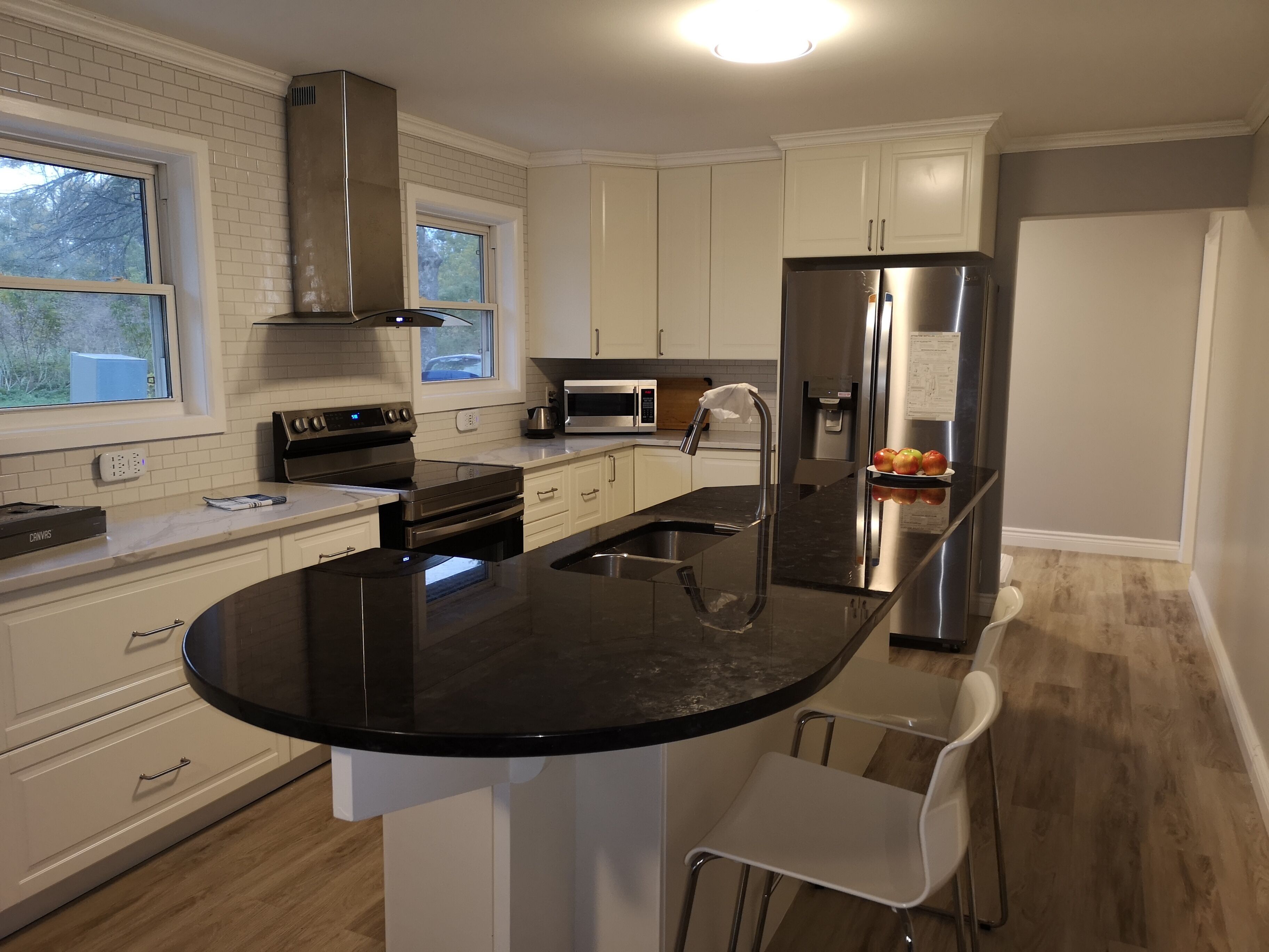 Kjøleskap, mikrobølgeovn, ovn og kokeplater