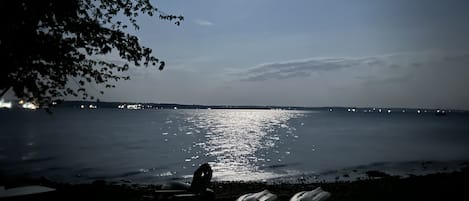 Una spiaggia nelle vicinanze