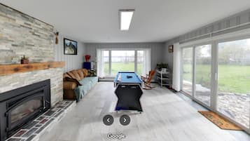 TV connectée, cheminée, écrans d'ordinateur, imprimantes