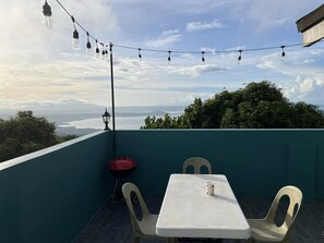 Outdoor dining - BREEZE LANE TAGAYTAY REST HOUSE (Tagaytay City)