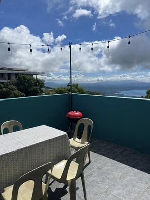 Outdoor dining - BREEZE LANE TAGAYTAY REST HOUSE (Tagaytay City)