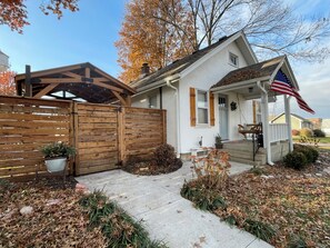 Exterior - Cozy Bungalow in the quaint small town of Louisburg! (Louisburg)