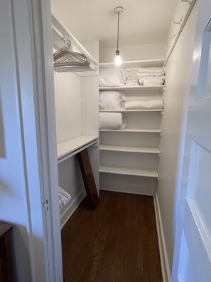 2 bedrooms, iron/ironing board, WiFi, bed sheets - Cozy Bungalow in the quaint small town of Louisburg! (Louisburg)