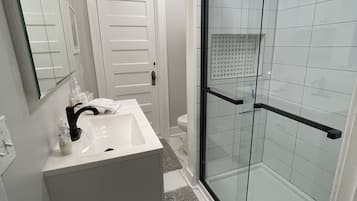 Dusche, Haartrockner, Handtücher, Seife