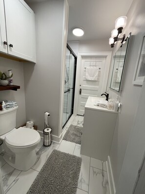 Suihku, hiustenkuivaaja, pyyhkeet, saippua