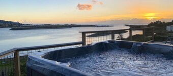 River’s End-Best Pacific Ocean and Rogue River Views on 2+Acres with a Hot Tub! 