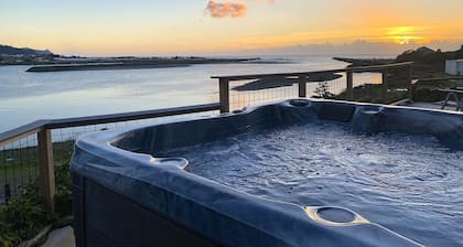 River’s End-Best Pacific Ocean and Rogue River Views on 2+Acres with a Hot Tub!