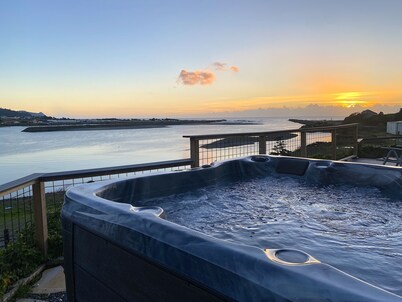 River’s End-Best Pacific Ocean and Rogue River Views on 2+Acres with a Hot Tub! 