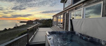 River’s End-Best Pacific Ocean and Rogue River Views on 2+Acres with a Hot Tub! 