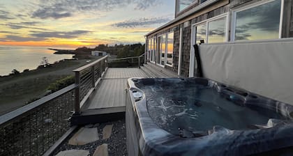 River’s End-Best Pacific Ocean and Rogue River Views on 2+Acres with a Hot Tub!