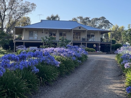 Exterior. Rockridge, apartment pet friendly semi rural farm stay Set amongst tall gums