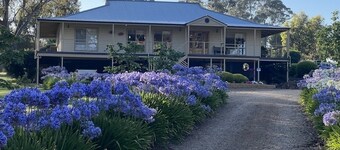 Rockridge, apartment pet friendly semi rural farm stay Set amongst tall gums 