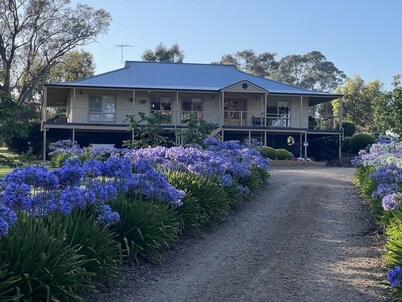 Rockridge, apartment pet friendly semi rural farm stay Set amongst tall gums 