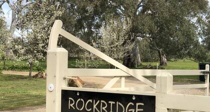 Rockridge, apartment pet friendly semi rural farm stay Set amongst tall gums