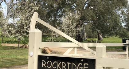 Rockridge, apartment pet friendly semi rural farm stay Set amongst tall gums 