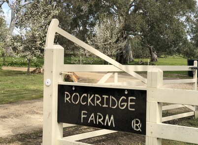 Rockridge, apartment pet friendly semi rural farm stay Set amongst tall gums 