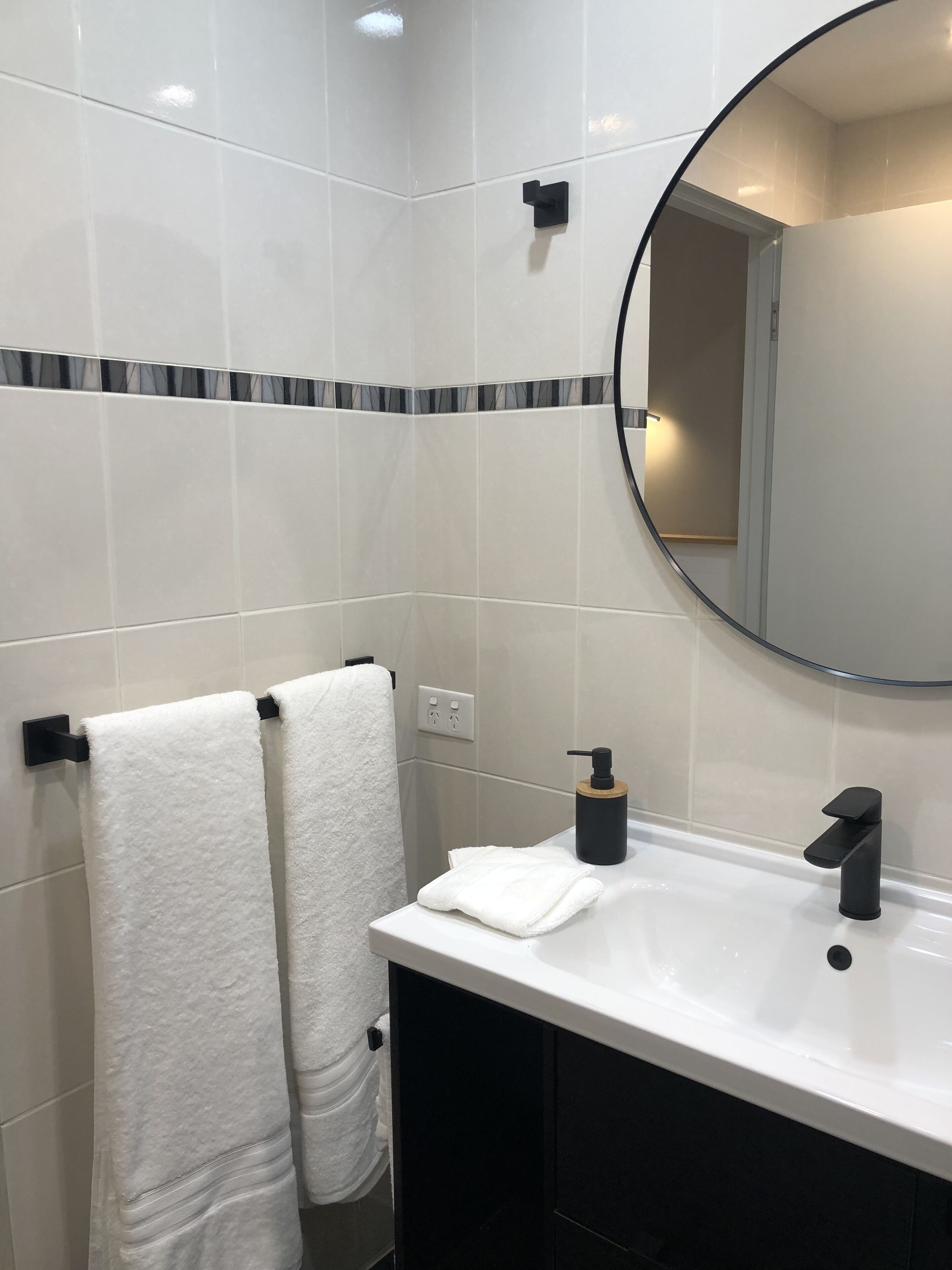 Een douche, een haardroger, handdoeken, toiletpapier