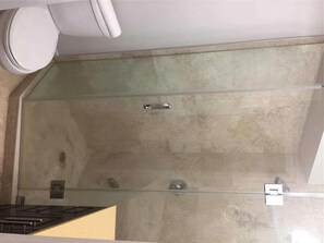 Combined shower/tub, towels