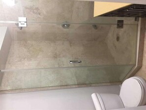 Tina con regadera y toallas 