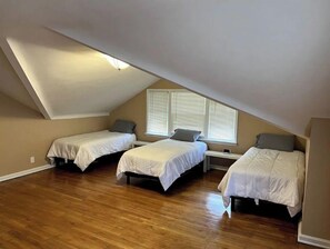 4 habitaciones, escritorio y tabla de planchar con plancha 