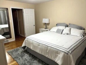 4 quartos, escrivaninha, ferros/tábuas de passar roupa, berço de viagem