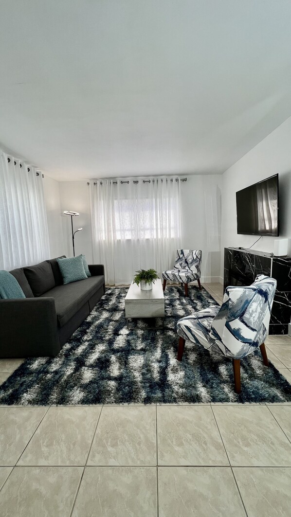 Smart TV, chimenea y libros 