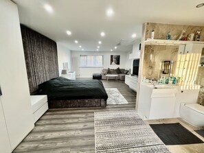 2 bedrooms, iron/ironing board, free WiFi, bed sheets