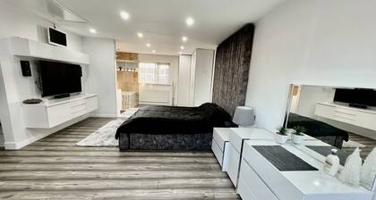 Penthouse style 2 bedroom house with Hot-tub