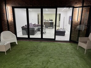 Lobby - Penthouse style 2 bedroom house with Hot-tub (Nechells)