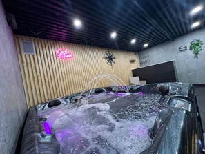 Indoor spa tub