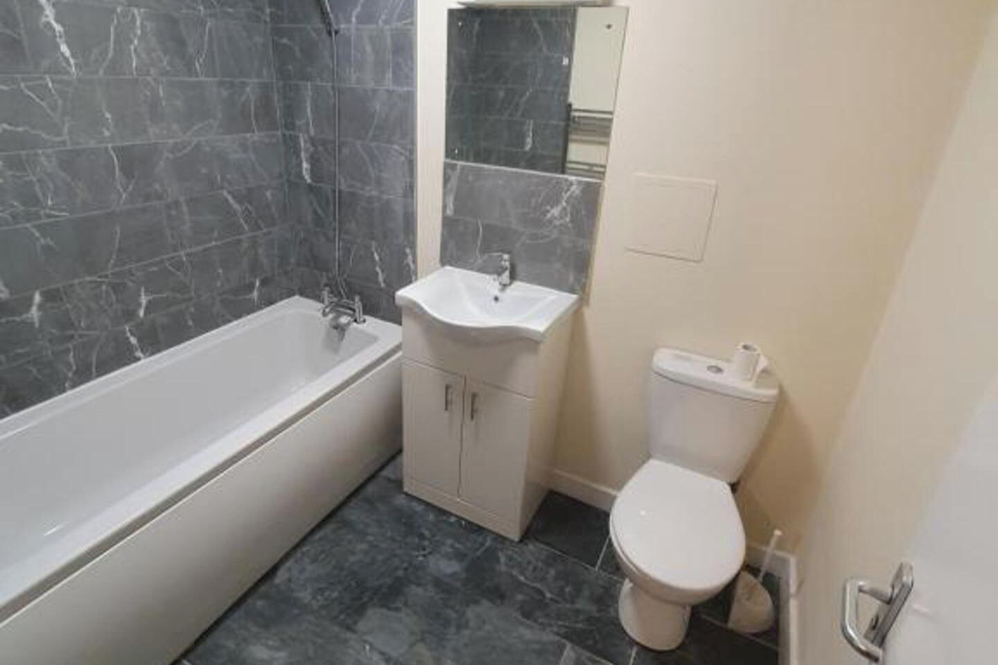 Une salle de bain avec une baignoire, un lavabo et des toilettes.