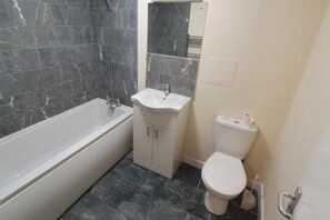 Combined shower/bathtub, hair dryer, towels - 4 Bed House Sleeps 12 - Private Garden - Parking (London)