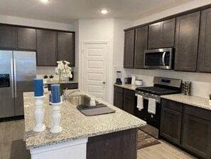 Fridge, microwave, stovetop, dishwasher