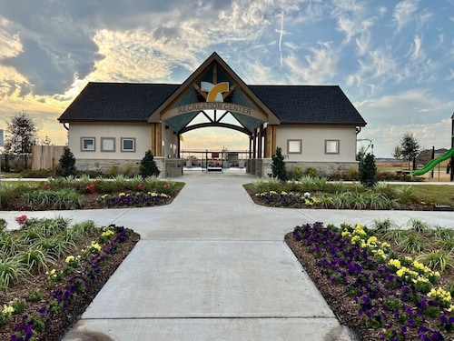 4 BR Cheerful Home Long Term Stay Equipped in Katy