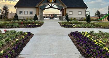 4 BR Cheerful Home Long Term Stay Equipped in Katy
