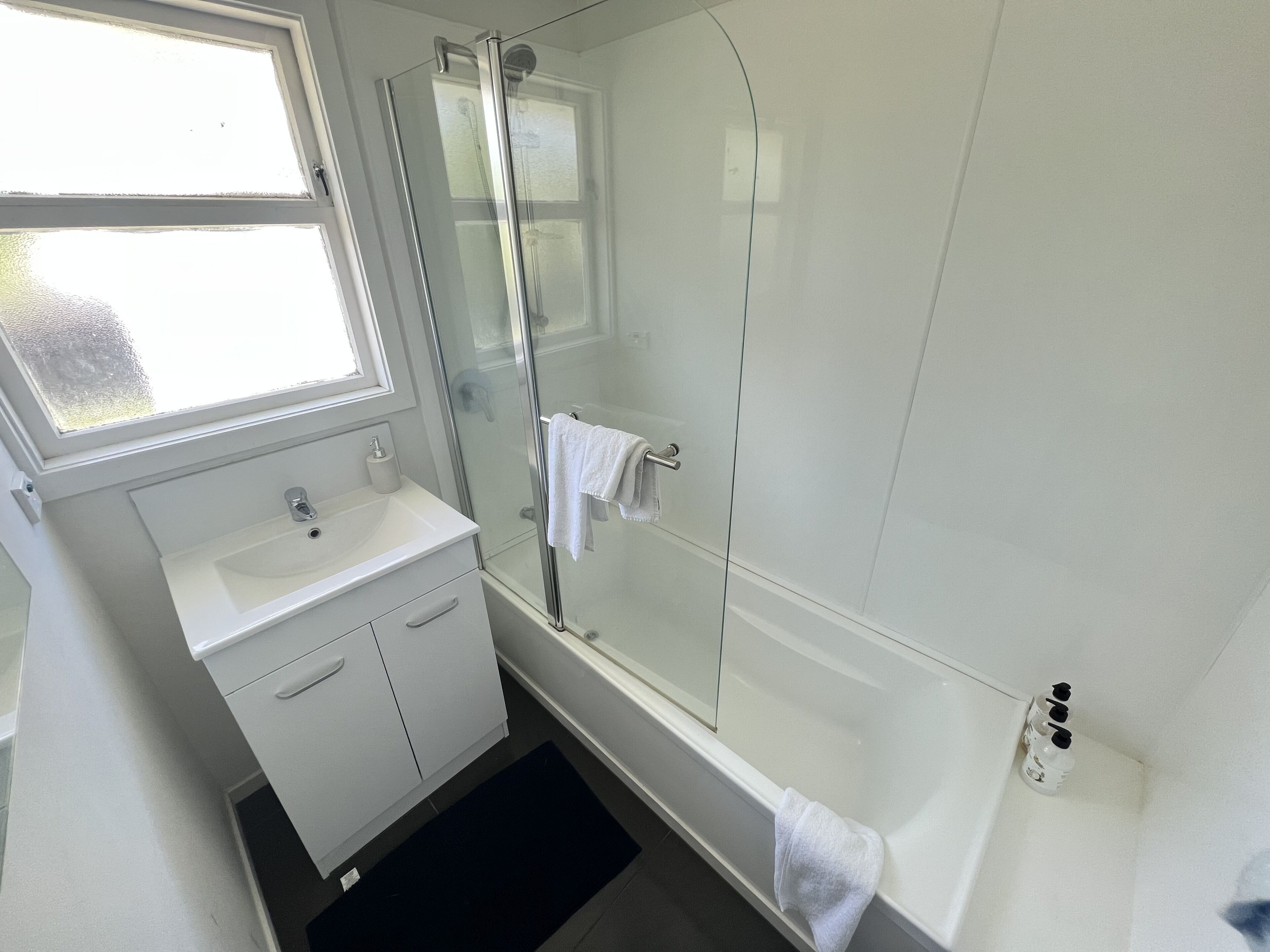 Bañera con ducha, artículos de tocador gratuitos, secador de pelo