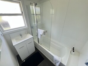 Tina con regadera, amenidades de baño gratuitas, secadora de cabello 