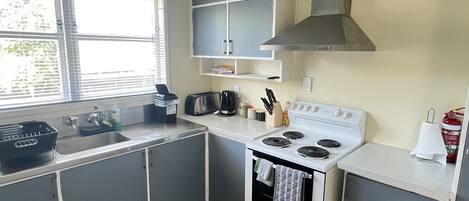 Jääkaappi, mikroaaltouuni, uuni, liesi