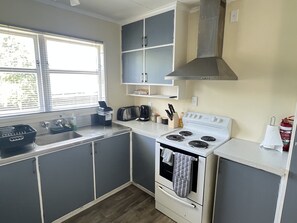 Jääkaappi, mikroaaltouuni, uuni, liesi