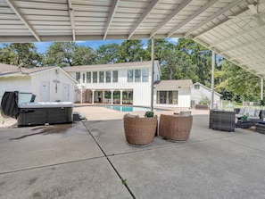 Terrace/patio - The Woodlands TX Retreat Sleeps 16 Pool • Jacuzzi • Lake (Magnolia)
