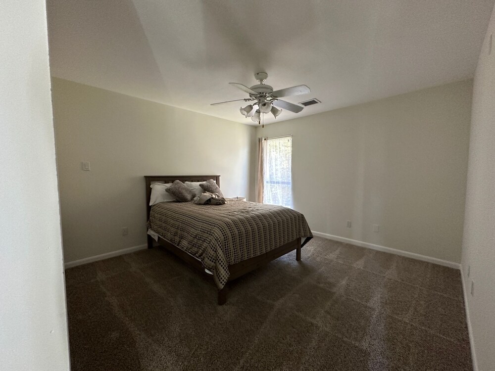 Private Estate Sleeps 16 pool, Spa & Lake Gated, Near The Woodlands TX