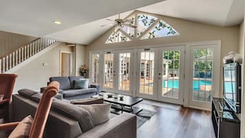 Smart TV, fireplace, video games, table tennis