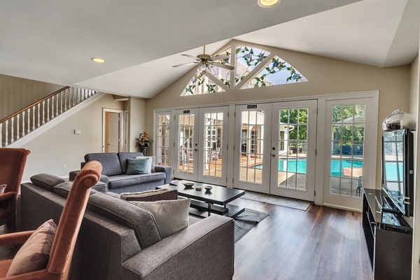 Älytelevisio, takka, videopelejä, pöytätennispöytä